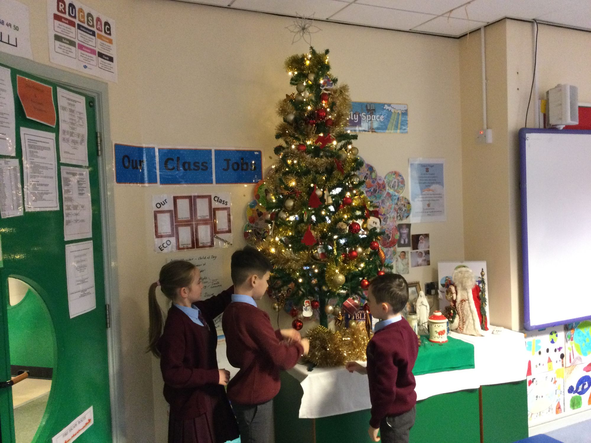 Year 4B decorating our classroom and shared area.