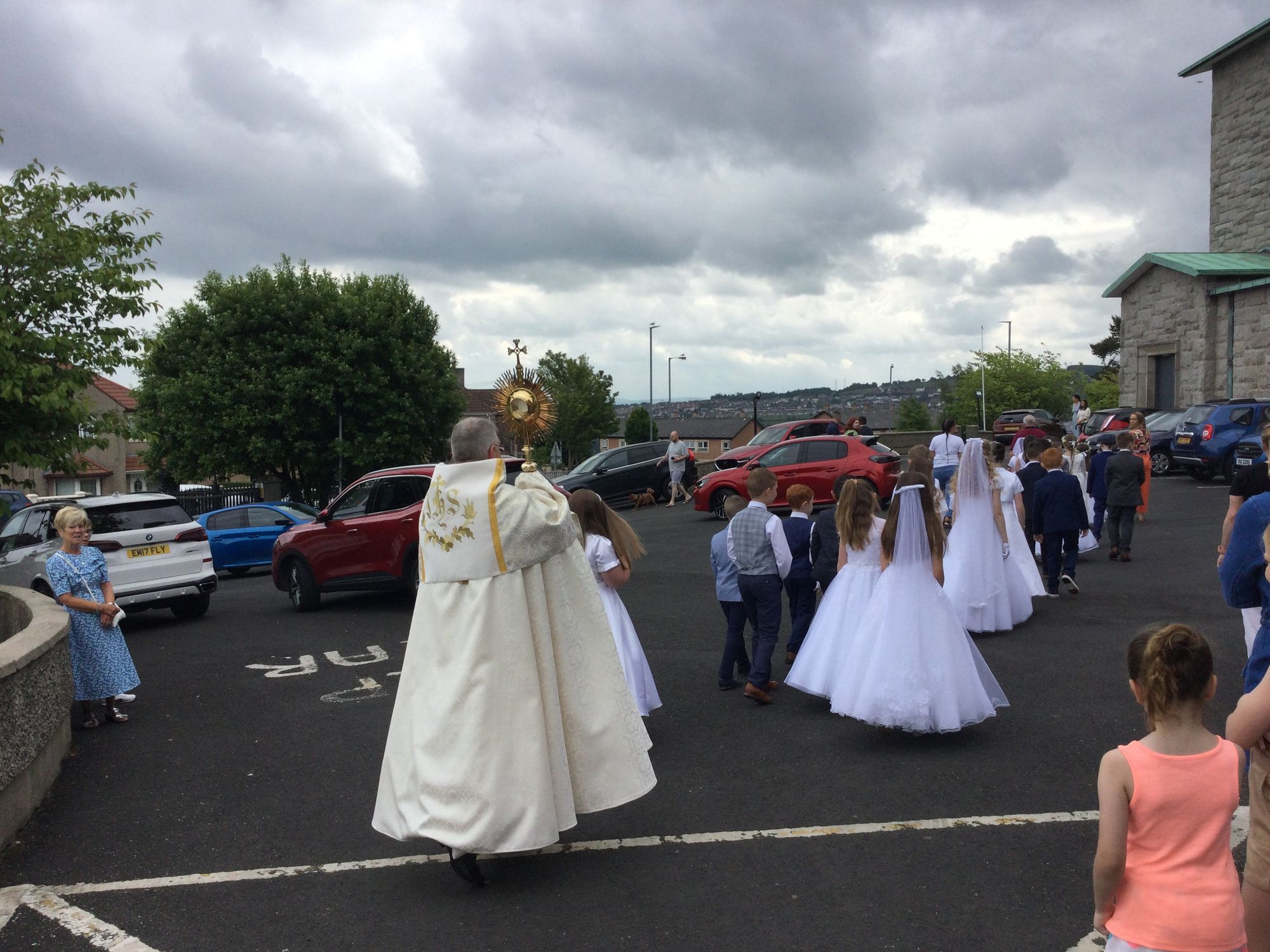 Year 4 pupils lead procession at Corpus Christi mass