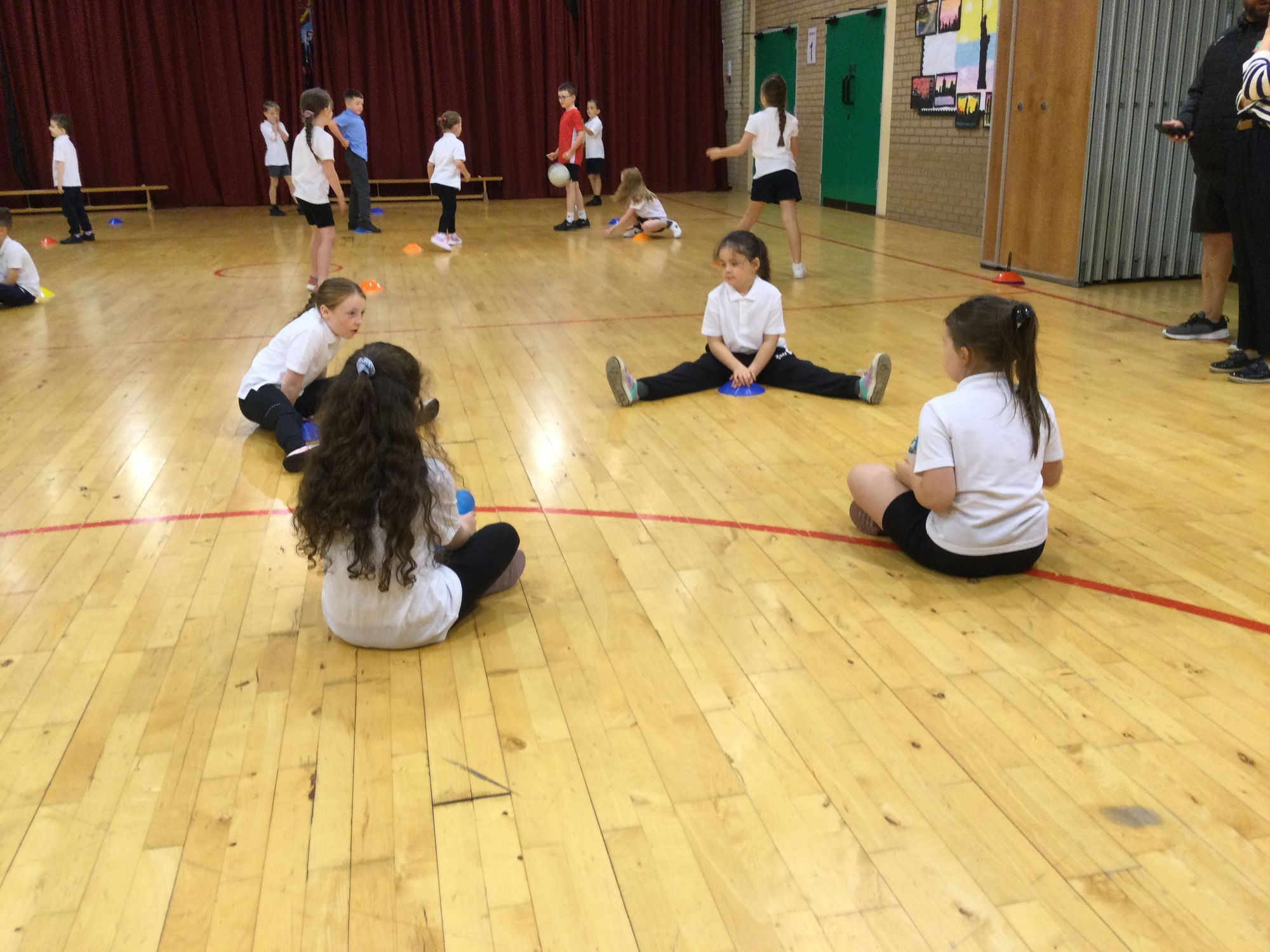 Year 4B had fun today learning Gaelic football skills ⚽️