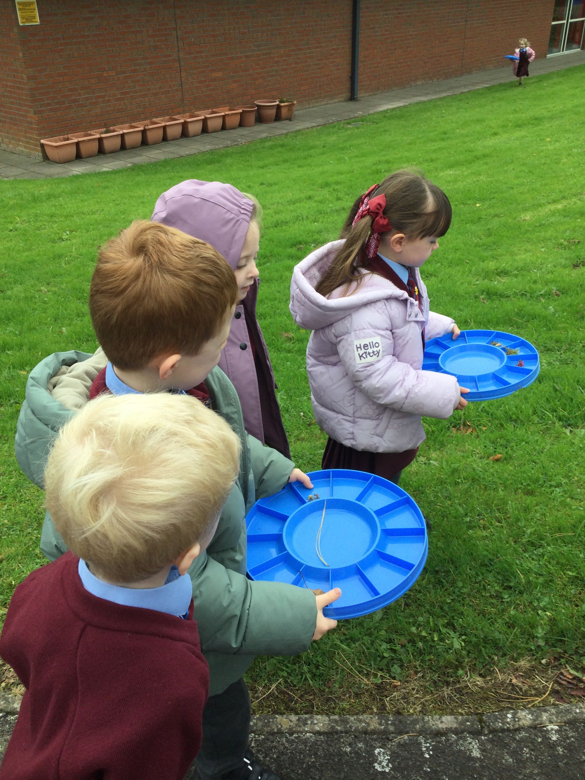 The children in class 1a had to find pairs of obje