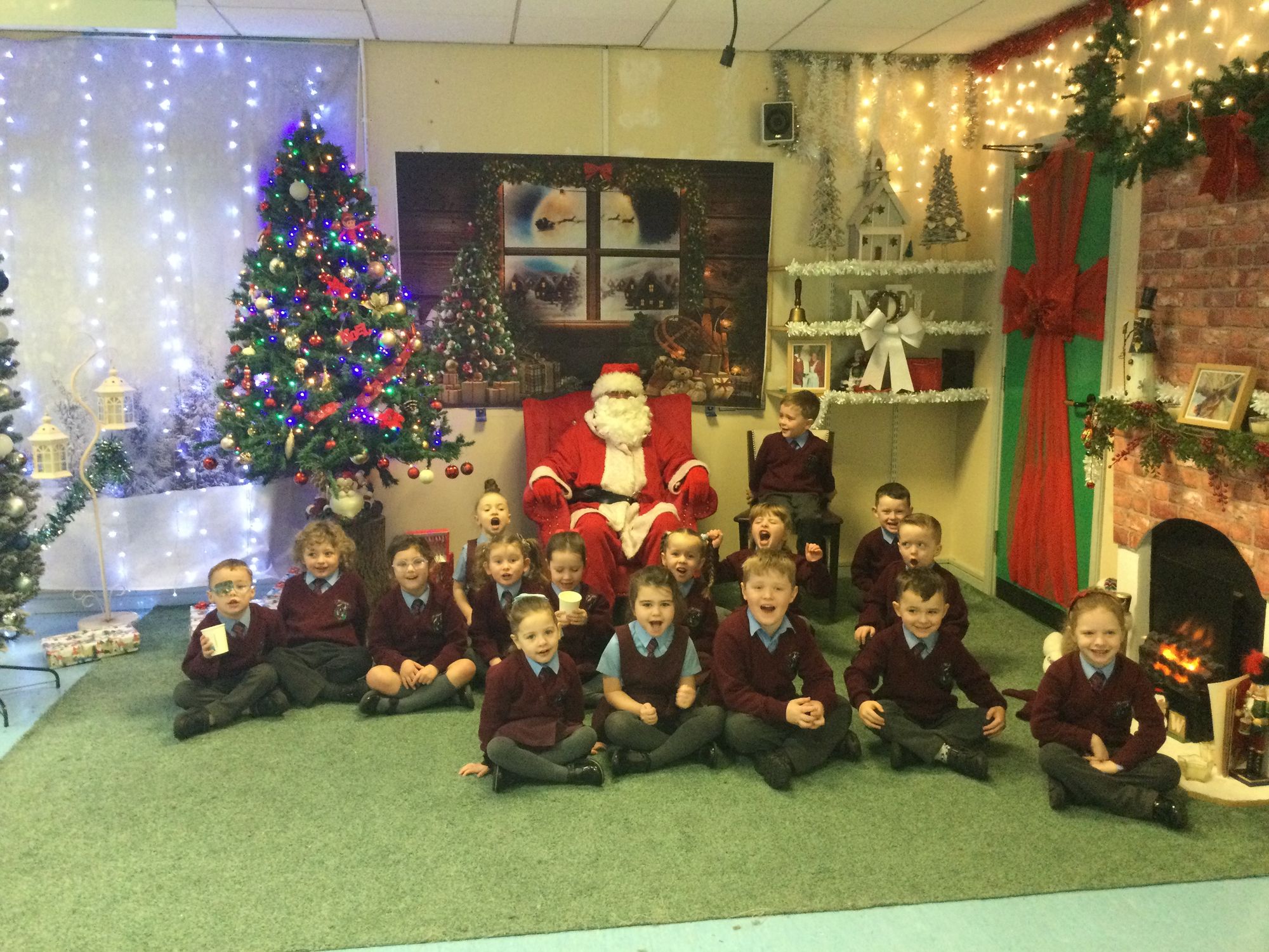 1B enjoyed a visit to the Santa Room this morning.